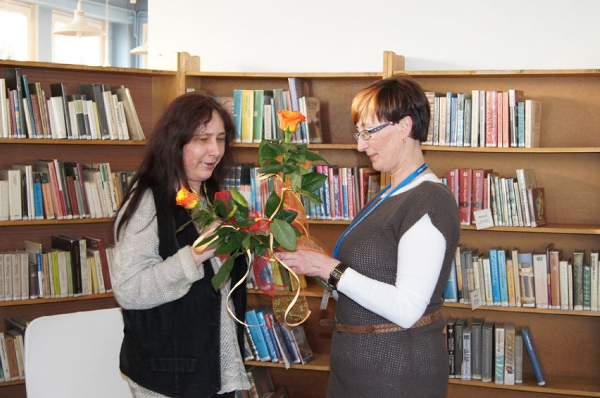 Kierownik biblioteki - Anna Czeran wręcza kwiaty Annie...