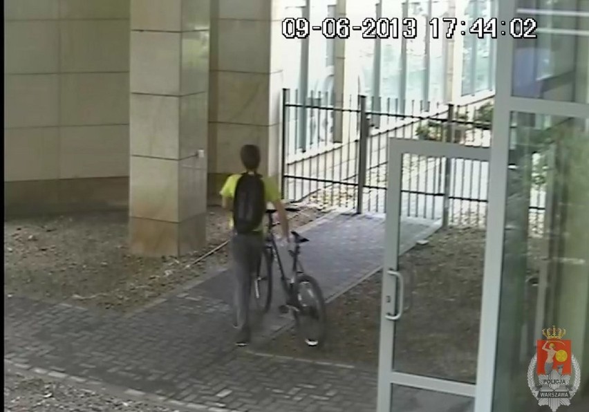 Ukradziono rower. Policja publikuje zdjęcia z monitoringu...