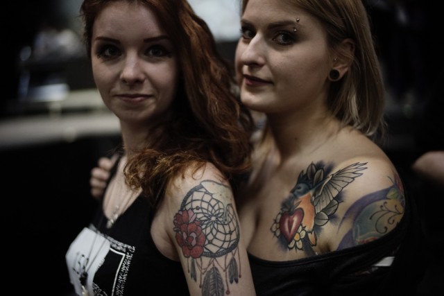 -&nbsp;Historia festiwalu zaczęła się w 2009 roku, w Gdańsku. Misją wydarzenia jest walka z krzywdzącymi naszym zdaniem stereotypami dotyczącymi tatuażu, ale również jego promocja jako sztuki i wspieranie rozwijającej się branży tattoo autorskiej - Marcin Pacześny, pomysłodawca Tattoo Konwent.

W tym roku organizatorzy kładą nacisk na rodziny z dziećmi. - Założyliśmy sobie, że każdą edycję będziemy adresować do konkretnej grupy osób. W tym roku do uczestnictwa chcielibyśmy zachęcić rodziny z dziećmi. Przygotowaliśmy bilety rodzinne, a dzieci do 10 roku życia będą miały darmowy wstęp. Uruchomiliśmy konkurs "Dzieciaki dziarają rodziców", w którym rodzice udostępniają na naszej stronie projekty tatuaży autorstwa ich dzieci. Autorzy trzech najlepszych prac będą mogli wykonać sobie zaprojektowany przez swoje pociechy tatuaż - opowiada Marcin Pacześny.

Oprócz tego planowana jest kontynuacja wydarzenia "Dziarka w ciemno". Jego uczestnicy będą znać tylko autora tatuażu, natomiast o jego wyglądzie dowiedzą się dopiero po zabiegu.

Przedstawiona zostanie również aplikacja Ink That. Będzie to baza studiów czy stylów, które nas interesują. Program pomoże znaleźć zainteresowanym inspiracje na tatuaż.

Czytaj dalej -------------->