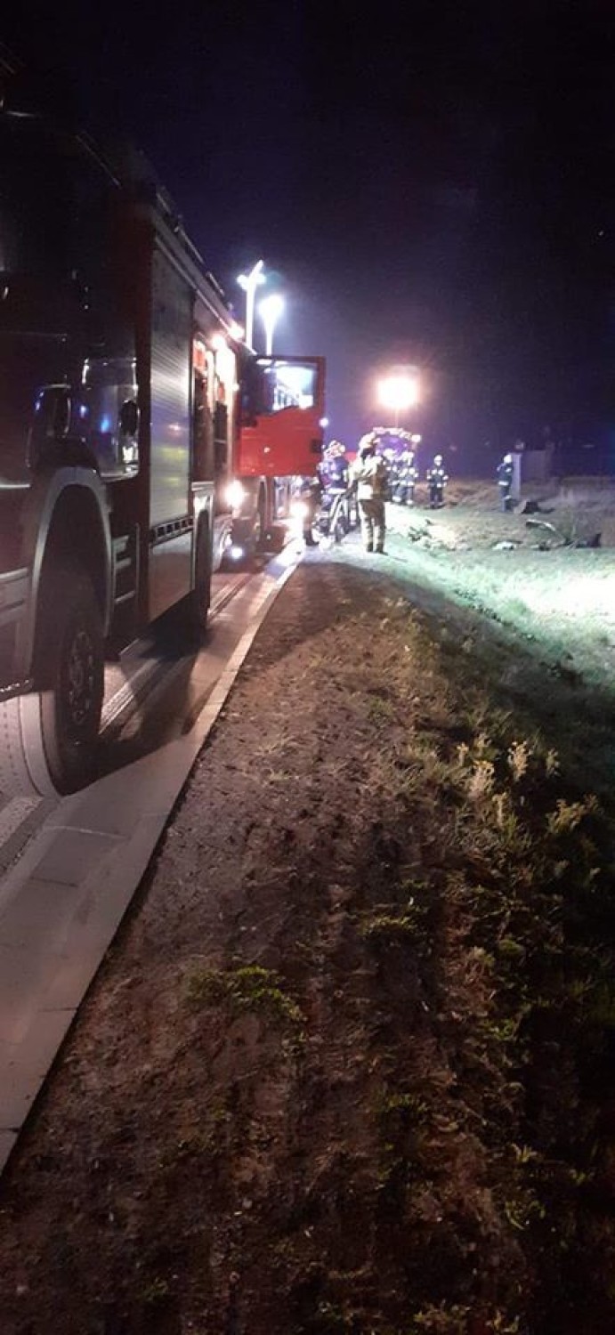 Wypadek w Sangrodzu w gminie Ujazd. BMW w rowie, dwie osoby ranne [ZDJĘCIA]