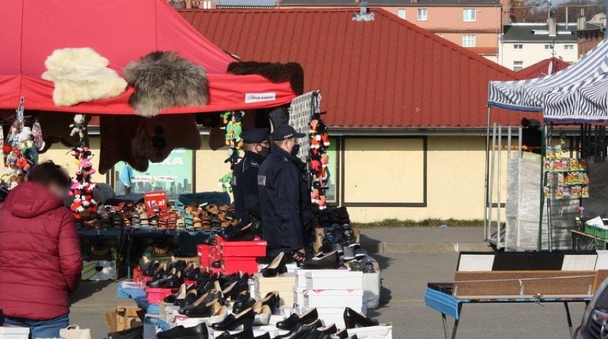 Malbork. Targowisko skontrolowane w przedświąteczny piątek. Policjanci i inspektorki sanepidu przyjrzeli się, jak wyglądał handel na rynku