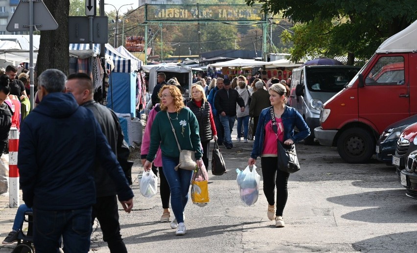 Tłumy na bazarach w Kielcach w piątek 13 października. Co kupowano? Sprawdź na zdjęciach