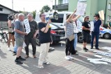 Protest w Końskich obok hali na ulicy Stoińskiego w czasie konwencji Prawa i Sprawiedliwości