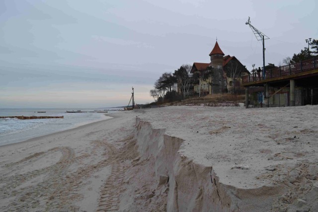 Łeba po sztormie i prace Urzędu Morskiego na plaży