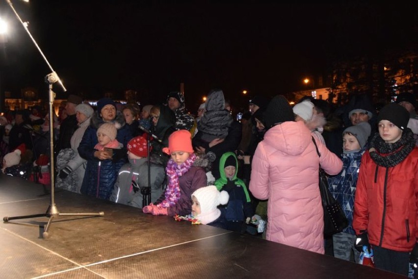 Prezydent miasta rozświetlił miejską choinkę. Jej fundatorami są...