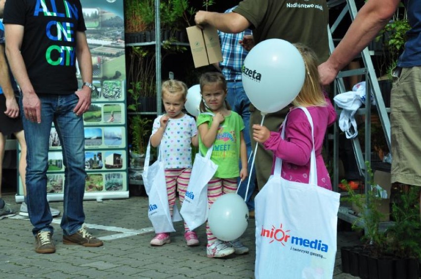 Oddali makulaturę i elektrośmieci, dostali piękne drzewka