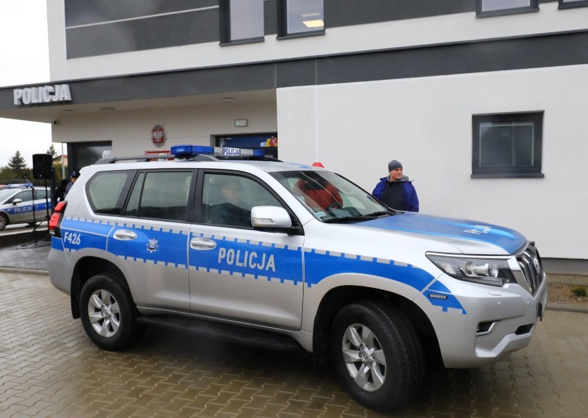 Nowy radiowóz policji w Piotrkowie - terenowa toyota land...