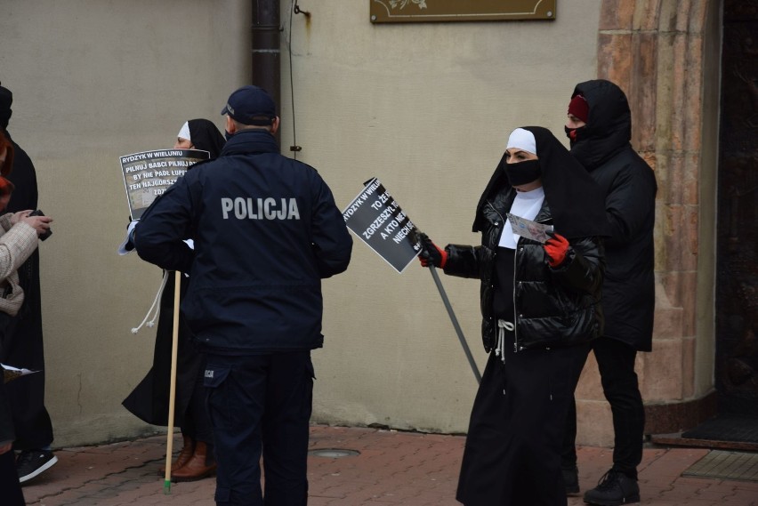 Demonstracja w Wieluniu. Przebrani za księży i zakonnice protestowali przed kolegiatą. Spodziewali się wizyty o. Rydzyka ZDJĘCIA