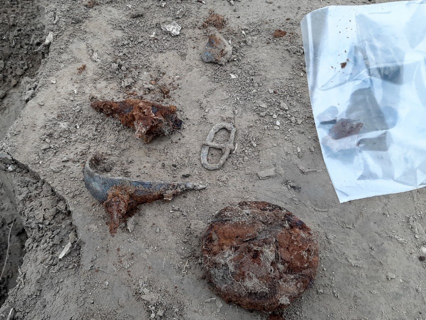 Głogów: Sensacyjne odkrycie na Biechowie. Archeolodzy znaleźli m.in. grób ciałopalny, urnę i pogięty miecz