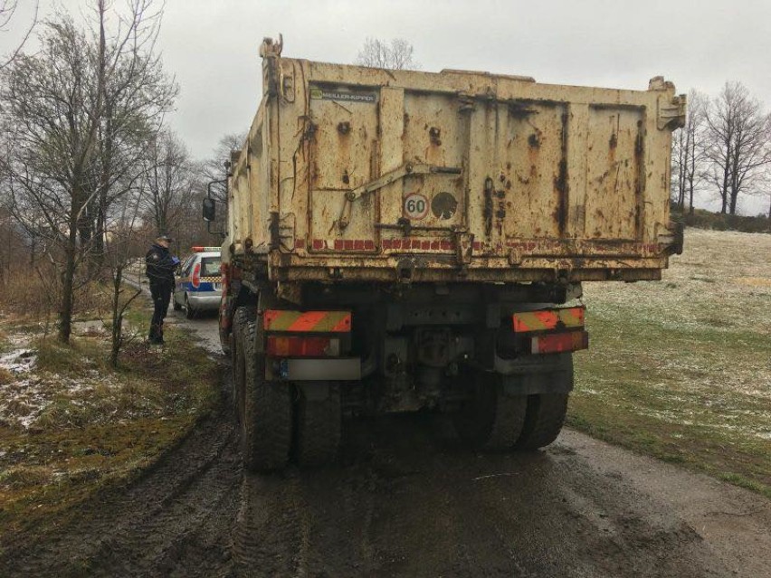 Złapany na gorącym uczynku! Wysypywał gruz na łące! [ZDJĘCIA]