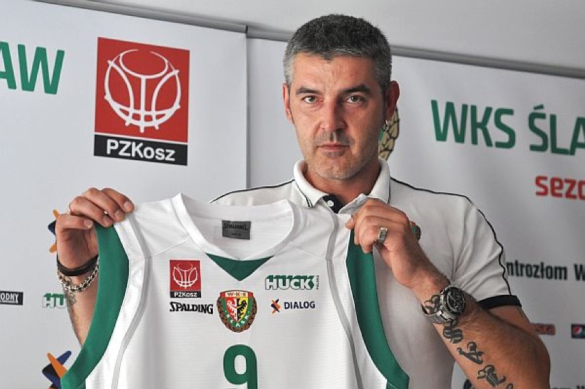 Masciej Zieliński prezentuje koszulkę drugoligowego Śląska Wrocław