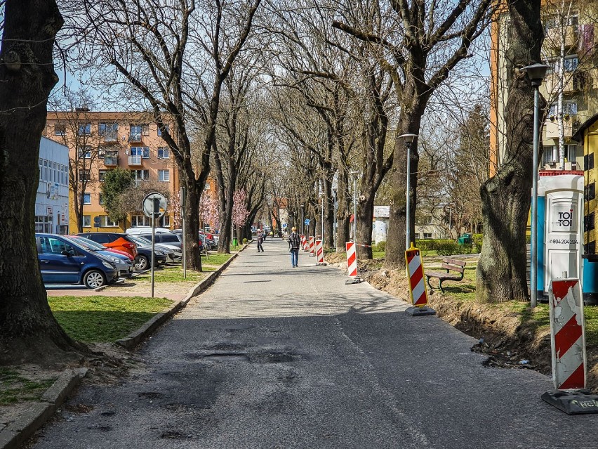 Leszno. Aleja pieszo - rowerowa  wzdłuż Sułkowskiego w przebudowie. Będzie zwężona – z jakiego powodu? ZDJĘCIA