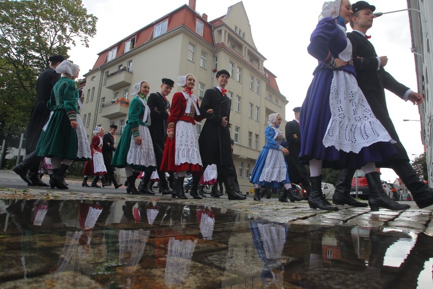 Dożynki Miejskie w Poznaniu: Szczudlarze, orkiestra i Łany