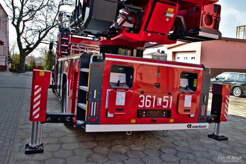 Chełm. Nowoczesny samochód z drabiną mechaniczną w chełmskiej straży pożarnej za blisko 2,5 mln złotych. Zobacz zdjęcia