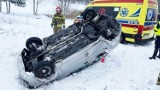 Wypadek w Jemieliste. W przydrożnym rowie dachował samochód osobowy. Trudne warunki na drodze