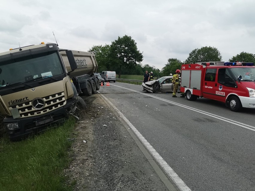 Groźny wypadek na DK 7 w Leźnie - samochód osobowy zderzył się z ciężarówką