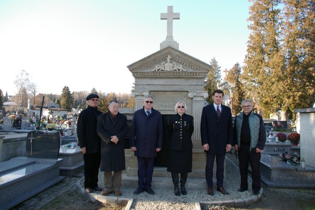 Od lewej Andrzej Welc, Zdzisław Tohl, Marek Hanus, Ewa Król, Rafał Kukla, ks. Stanisław Kogut.