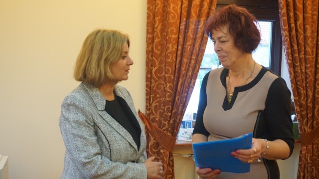 Beata Łopatowska odbiera nominację od prezydent Beaty Moskal-Słaniewskiej