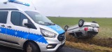 Wypadek między Mierzejewem a Drobninem. Samochód wypadł z drogi i dachował ZDJĘCIA