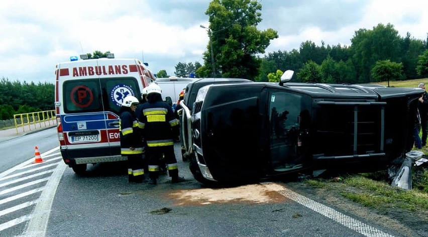 Nissan navara wpadł w poślizg w Paradyżu i wylądował w rowie