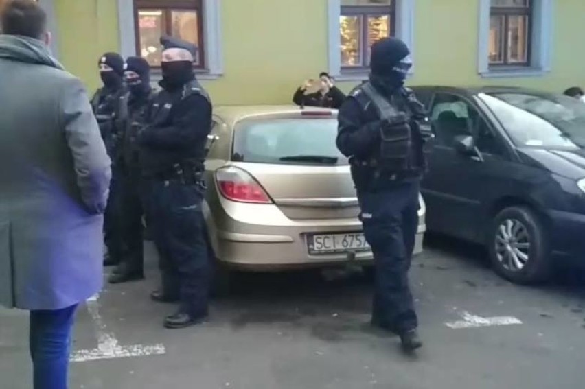 Restauracja w Cieszynie otwarta. Do paru klientów wysłano 49 policjantów i 12 radiowozów