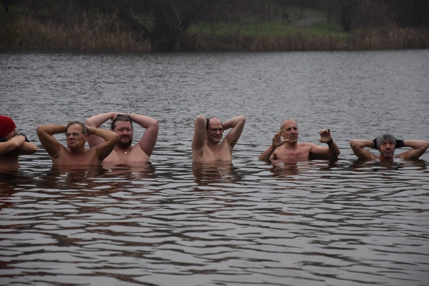 Gniezno: Królewskie Morsy ponownie zawitały na plażę miejską [04.12.2022]