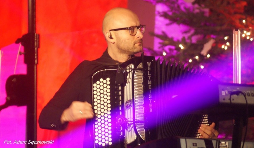 Piotr Kalicki gra w zespole na instrumentach klawiszowych i...