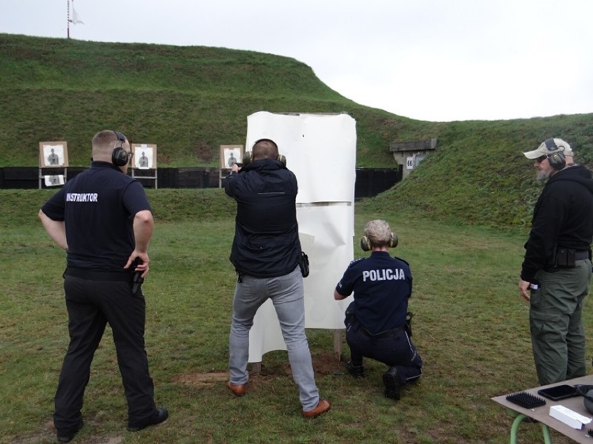 Policjanci ćwiczyli strzelanie z broni palnej. Trening zakończył się egzaminem