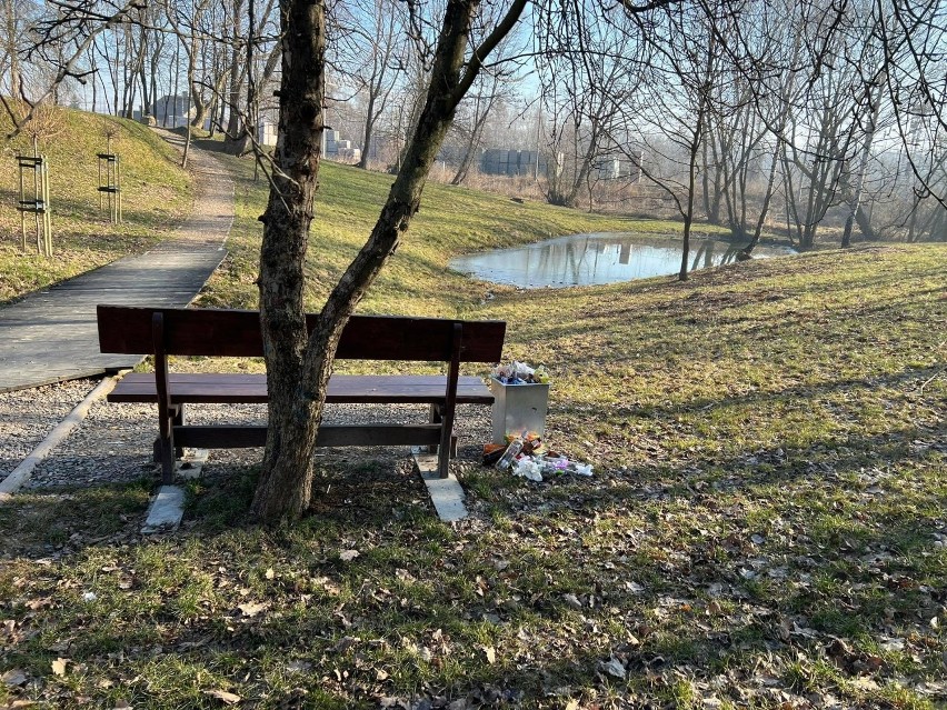 Kalwaria Zebrzydowska. Podrzucone do parku śmieci bulwersują...