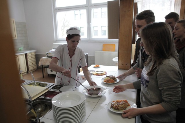 Inspektorzy wzięli pod lupę potrawy serwowane w szkolnych stołówkach, na uczelniach, w akademikach i klubach studenckich. Na szczęście do jakości potraw mieli najmniej zastrzeżeń