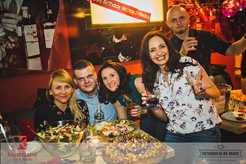 Sobotnia impreza na parkiecie w klubie Kancelaria w Bydgoszczy [zdjęcia]