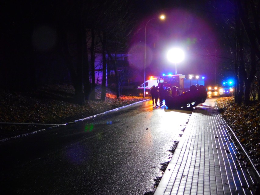 Auto dachowało na wałbrzyskim Sobięcinie. Kierowca zniknął! [ZDJĘCIA]