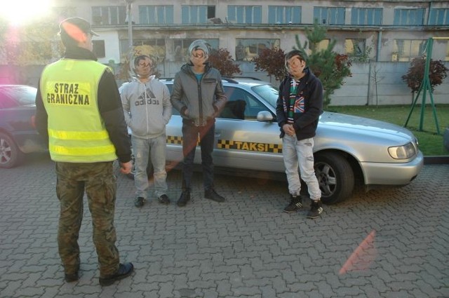 Patrol SG zatrzymał do kontroli w Poćkunach audi a6 na litewskich numerach rejestracyjnych. Okazało się, że samochodem podróżuje czterech Afgańczyków. Kierowca, obywatel Litwy, był jedyną osobą w aucie posiadającą dokumenty poświadczające tożsamość.