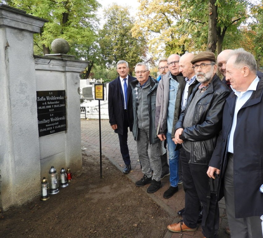 Absolwenci Technikum Mechanicznego w Pleszewie spotkali się po latach. Odwiedzili groby wychowawców i kolegów z klasy