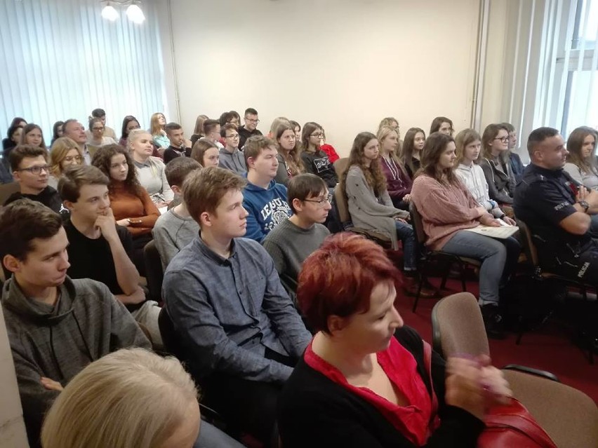 Światowy dzień walki z AIDS w obornickiej bibliotece