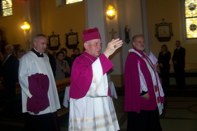 biskup kaliski Stanisław Napierała i ks. prałat Wiesław Kondratowicz