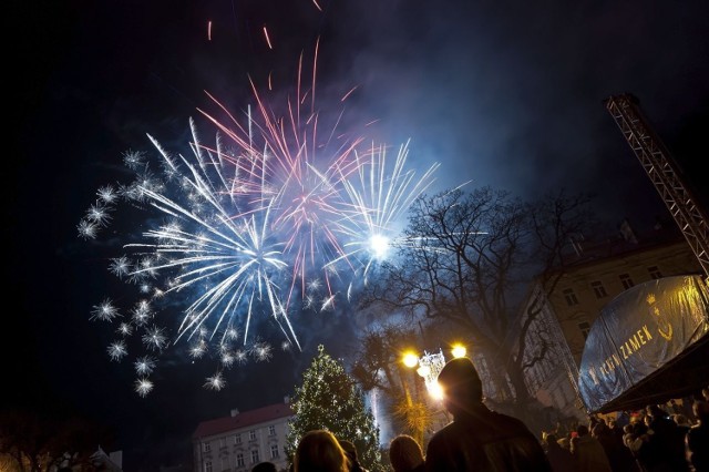 Mieszkańcy miasta podziwiający pokaz sztucznych ogni podczas powitania Nowego Roku 2013/2014 na przemyskiej Starówce.
