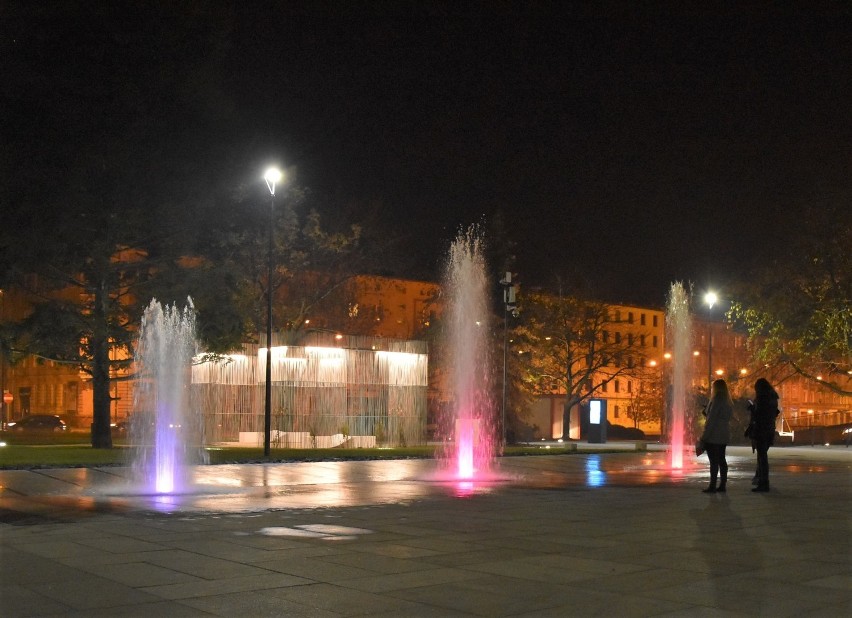 Plac Jana Pawła II w Opolu po zmroku