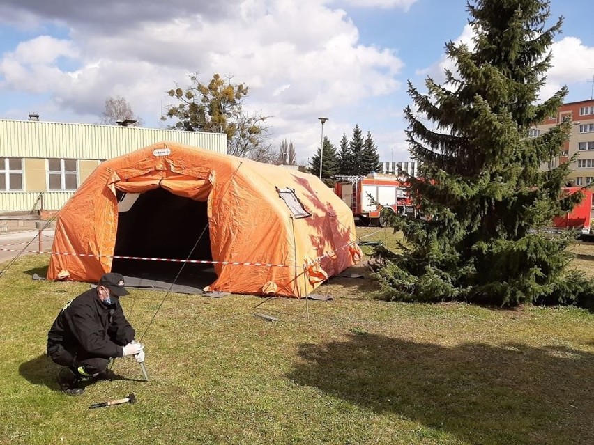 Policcy strażacy postawili namiot przed szpitalem [ZDJĘCIA]