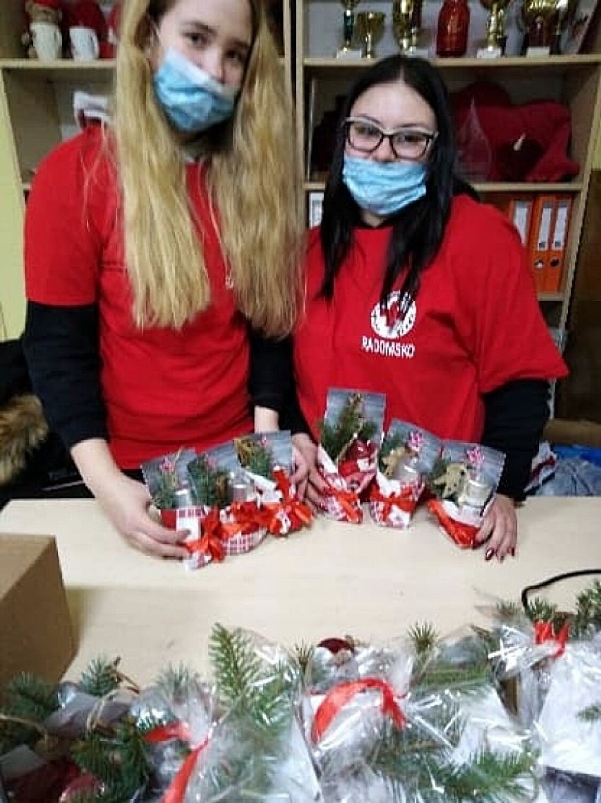 Młodzież z PCK w Radomsku pomaga potrzebującym przed świętami Bożego Narodzenia
