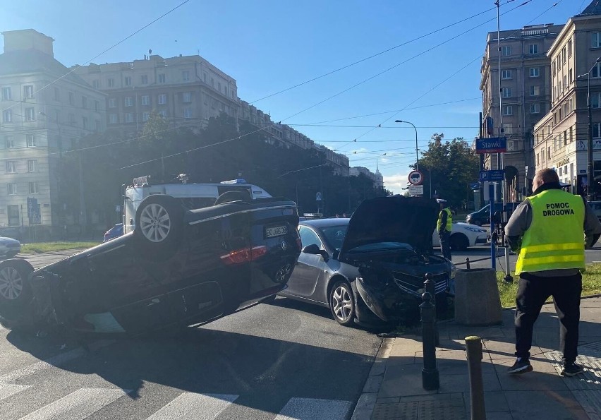 Wypadek w centrum Warszawy. Dachował samochód. Są ranni