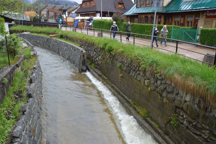 Zakopane. Od dwóch lat zawalony mur blokuje koryto potoku [ZDJĘCIA]