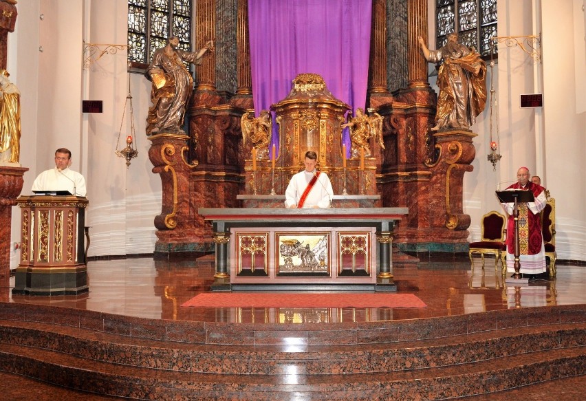 Ceremonia Wielkiego Piątku w katedrze opolskiej