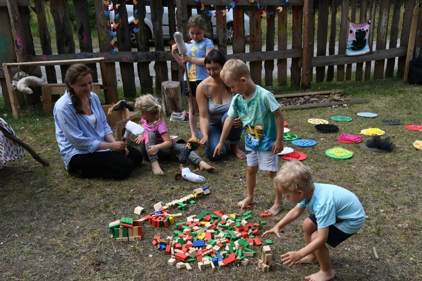 Nauka przez zabawę. W Kielcach odbyły się warsztaty recyklingowe dla całych rodzin (WIDEO, zdjęcia)