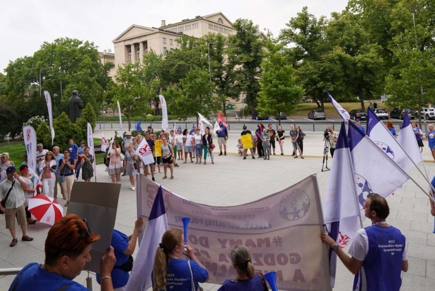 Protest pracowników sądownictwa przed Urzędem Wojewódzkim w...