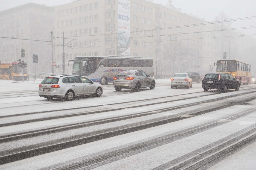 Warszawa zasypana śniegiem. 164 pługoposypywarki ruszyły w...