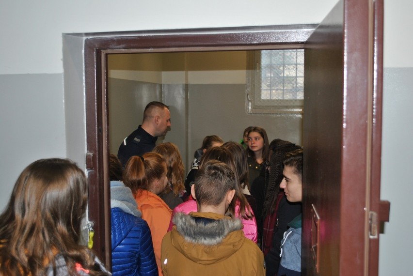 Uczniowie z Kościelnej Wsi odwiedzili Komendę Powiatową Policji w Radziejowie [zdjęcia]