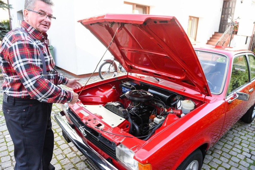 Pan Leszek ze swoją kolekcją zabytkowych pojazdów