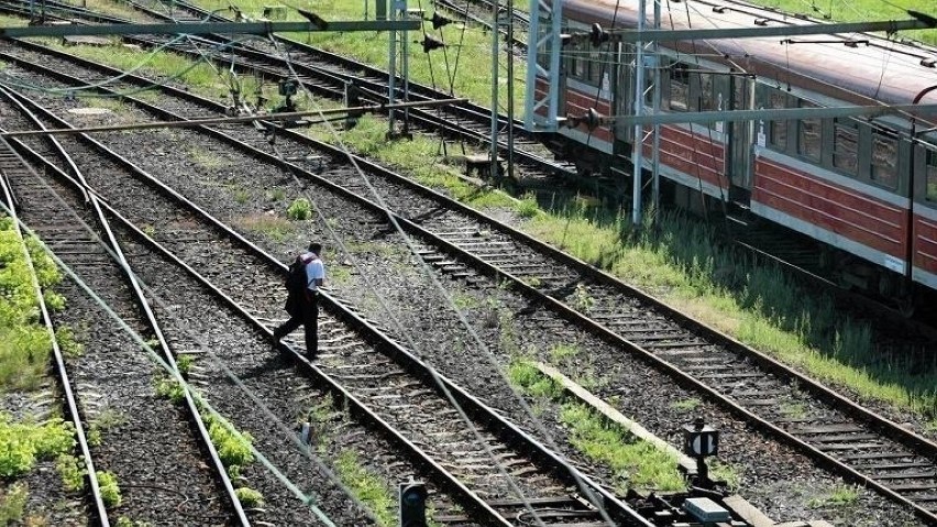 Częstochowa. Tragiczny wypadek na torach przy Warszawskiej. Doszło do potrącenia osoby przez pociąg towarowy na przejściu. Nie żyje kobieta