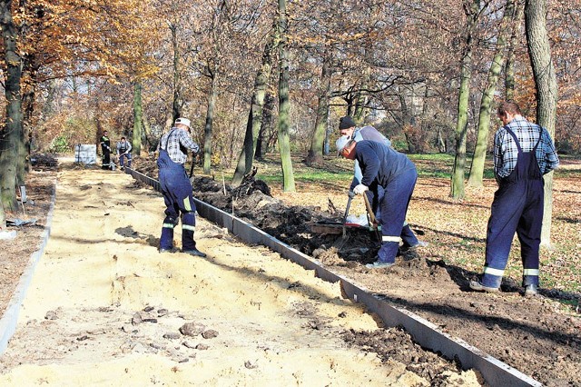 Odbudowa kolejnych alejek w brzezińskim parku już się rozpoczęła.